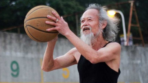 中国版德鲁大叔!扫地老头打篮球完爆年轻人